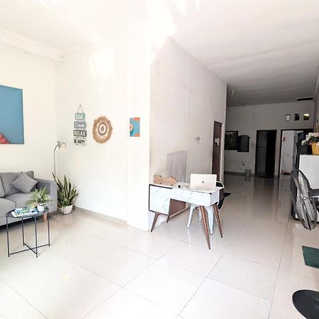 Homey Guesthouse Kertajaya Surabaya Exteriör bild